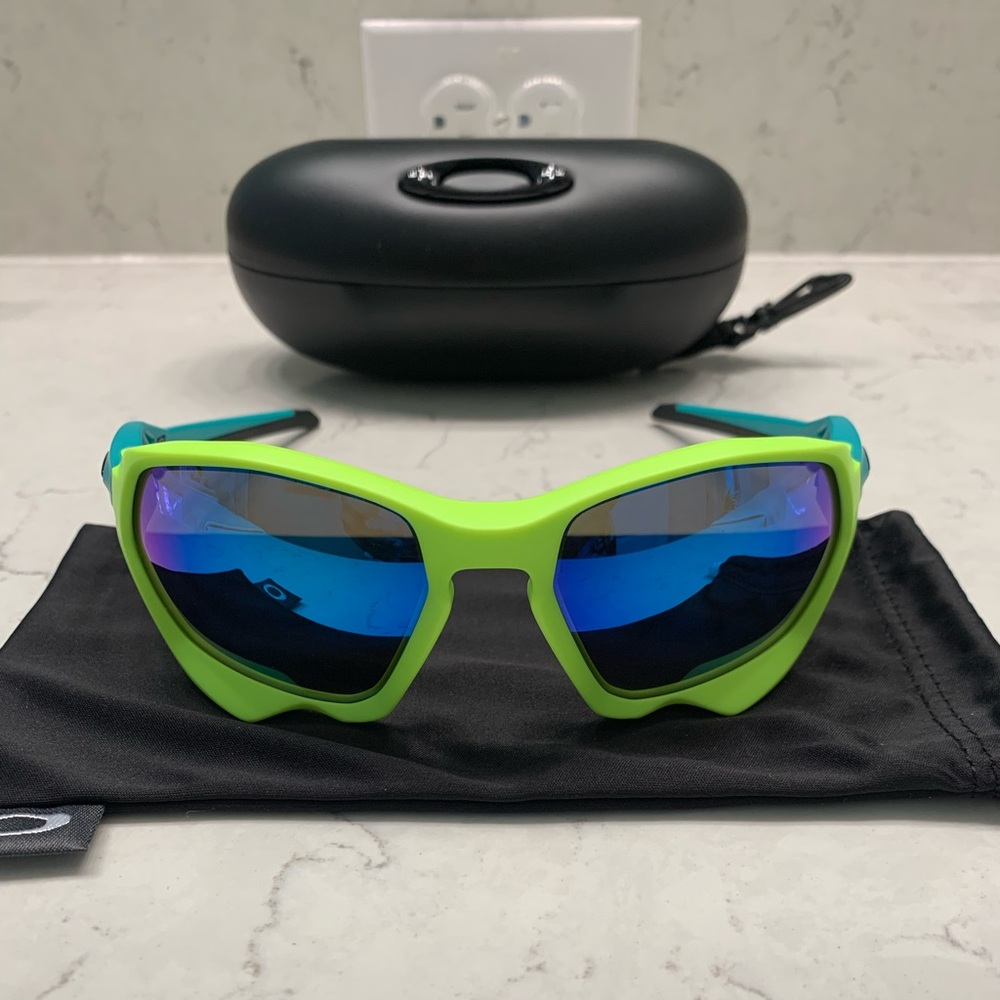 Oakley Plazma polarized glasses. One size fits all. Colors: neon green and teal.